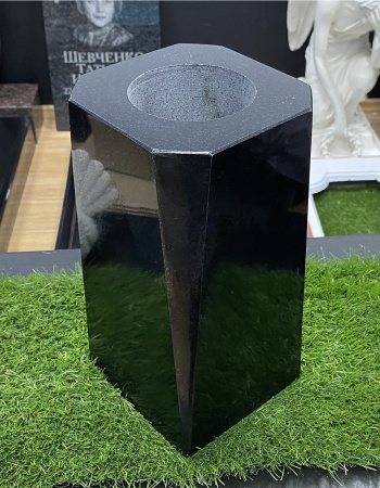 Ваза гранитная 07