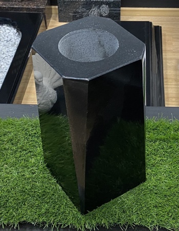 Ваза гранитная 07