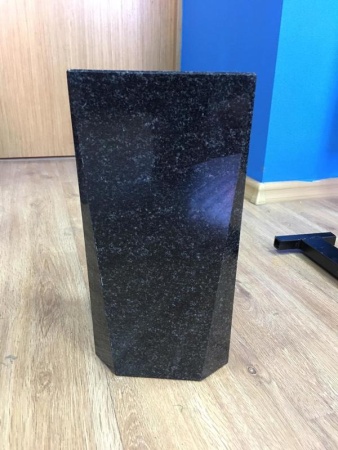 Ваза гранитная 06