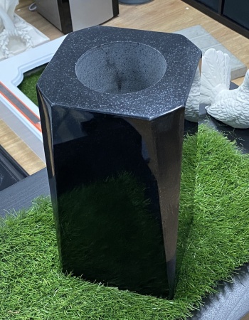 Ваза гранитная 07