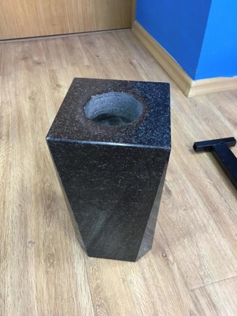 Ваза гранитная 06