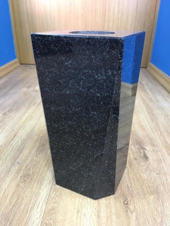 Ваза гранитная 06