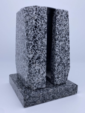 Ваза гранитная 05