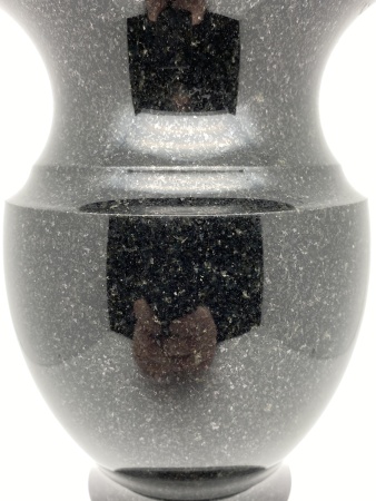 Ваза гранитная 02